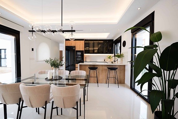 Nøkkelferdig! Nydelig villa med 3 soverom og takterrasse | Flott uteområde med svømmebasseng | Kort avstand til sentrum