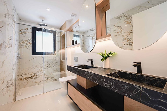 Nøkkelferdig! Nydelig villa med 3 soverom og takterrasse | Flott uteområde med svømmebasseng | Kort avstand til sentrum