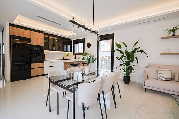 Nøkkelferdig! Nydelig villa med 3 soverom og takterrasse | Flott uteområde med svømmebasseng | Kort avstand til sentrum