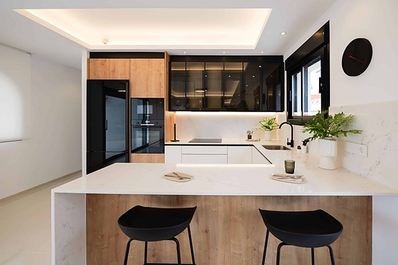 Nøkkelferdig! Nydelig villa med 3 soverom og takterrasse | Flott uteområde med svømmebasseng | Kort avstand til sentrum