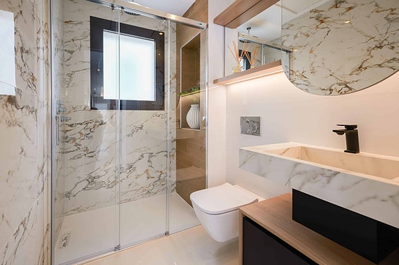 Nøkkelferdig! Nydelig villa med 3 soverom og takterrasse | Flott uteområde med svømmebasseng | Kort avstand til sentrum