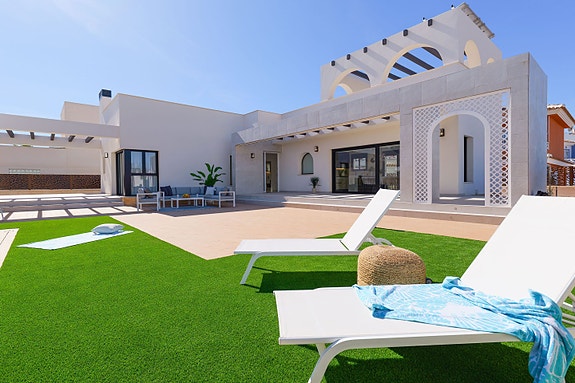 Nøkkelferdig! Nydelig villa med 3 soverom og takterrasse | Flott uteområde med svømmebasseng | Kort avstand til sentrum