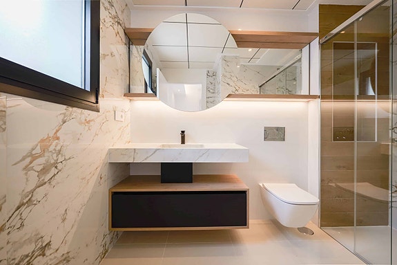 Nøkkelferdig! Nydelig villa med 3 soverom og takterrasse | Flott uteområde med svømmebasseng | Kort avstand til sentrum