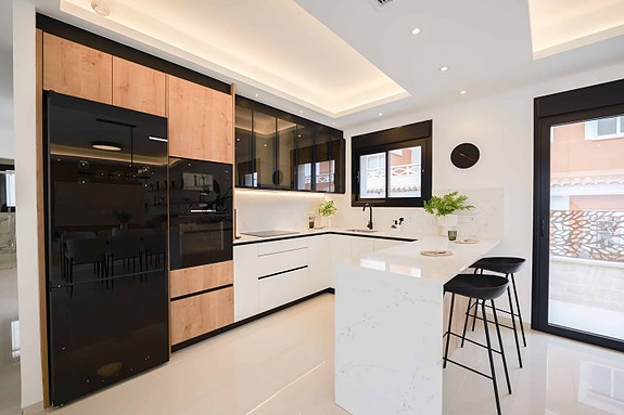 Nøkkelferdig! Nydelig villa med 3 soverom og takterrasse | Flott uteområde med svømmebasseng | Kort avstand til sentrum