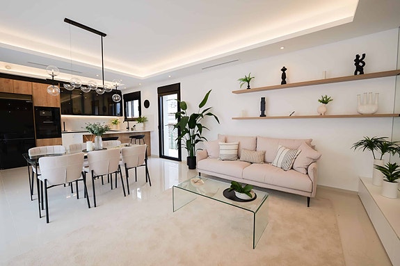 Nøkkelferdig! Nydelig villa med 3 soverom og takterrasse | Flott uteområde med svømmebasseng | Kort avstand til sentrum