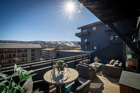 Eiendomsmegler Vest v/Elida Waage har stor glede av å presentere Lienvegen 11 - En lekker leilighet på Highland Lodge midt på Geilo!