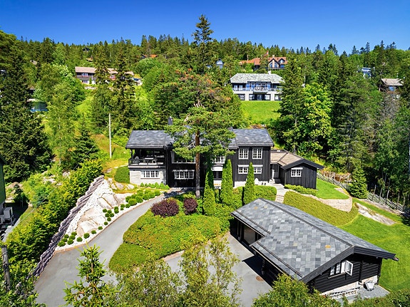 Velkommen til Gjøkbakken 1 B - presentert av Christian L. Mathiesen.