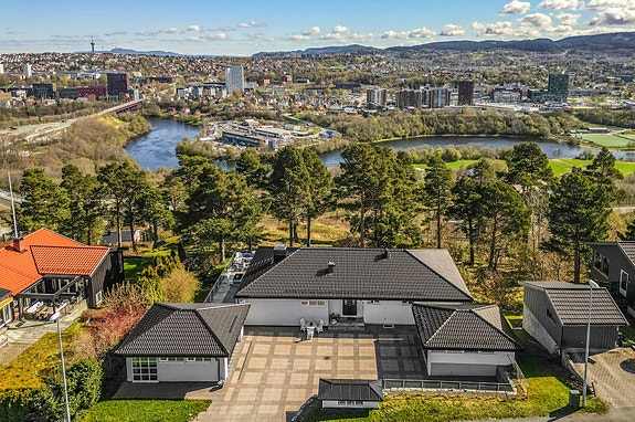 Nydelig eiendom med hele 2,5 mål tomt!