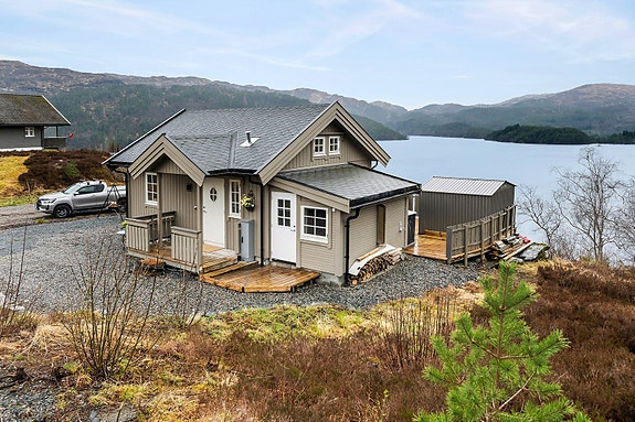 Velkomen til Breivika 19: Ei triveleg hytte med flott utsikt over Marhusvatnet og kringliggande fjellområder