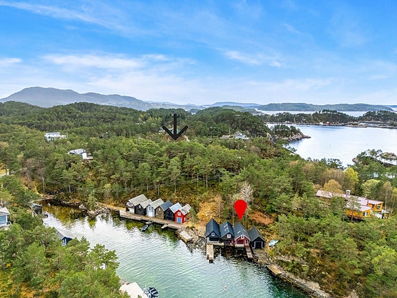 Nauset ligger i fremste rekke og ligger tett på tomten.