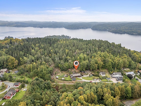Velkommen til Vassvikveien 36. Beliggenheten tett på skogen og med Farrisvannet i bakgrunnen