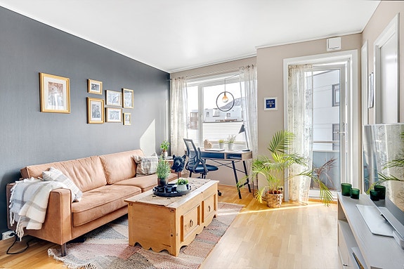 Velkommen til Hjalmar Johansens gate 39C, en veldig fin og arealeffektiv 2-roms med balkong, vannbåren varme og svært ettertraktet beliggenhet!