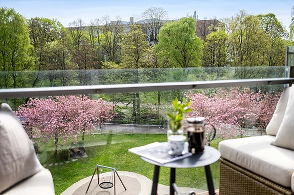 Nordvik v/Moestue har gleden av å presentere en lys og hyggelig 2-roms selveierleilighet med to balkonger. Svært attraktiv beliggenhet i Waldemars Hage på Kiellands plass med umiddelbar nærhet til idylliske Akerselva. Husk visningspåmeldig!