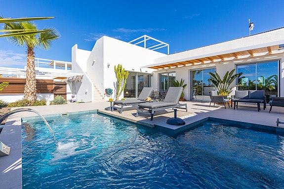 Moderne villa med middelhavspreg | Privat basseng og takterrasse | Sørvestvendt