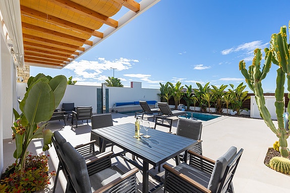 Moderne villa med middelhavspreg | Privat basseng og takterrasse | Sørvestvendt