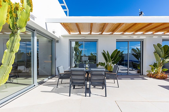 Moderne villa med middelhavspreg | Privat basseng og takterrasse | Sørvestvendt