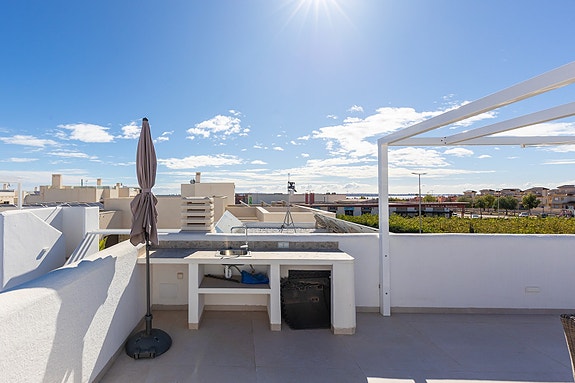 Moderne villa med middelhavspreg | Privat basseng og takterrasse | Sørvestvendt