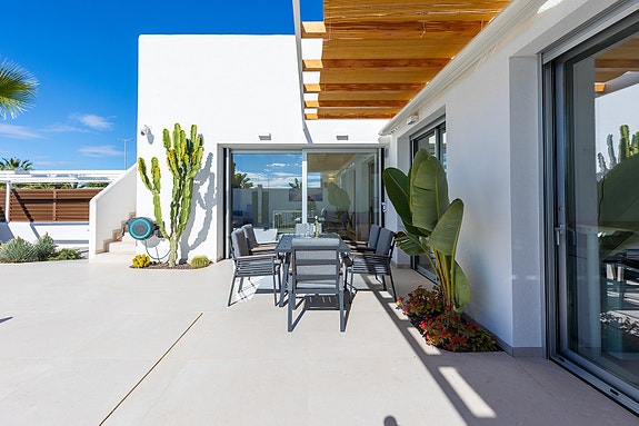 Moderne villa med middelhavspreg | Privat basseng og takterrasse | Sørvestvendt