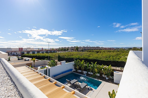 Moderne villa med middelhavspreg | Privat basseng og takterrasse | Sørvestvendt