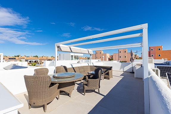 Moderne villa med middelhavspreg | Privat basseng og takterrasse | Sørvestvendt