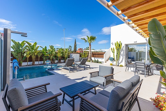 Moderne villa med middelhavspreg | Privat basseng og takterrasse | Sørvestvendt