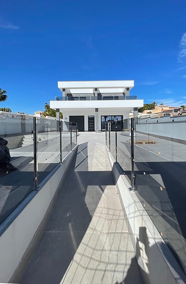 Eksklusiv villa klar for innflytting | 3 soverom og 4 bad | Stor uteplass, basseng og romslig kjeller/garasje