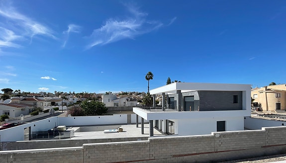 Eksklusiv villa klar for innflytting | 3 soverom og 4 bad | Stor uteplass, basseng og romslig kjeller/garasje