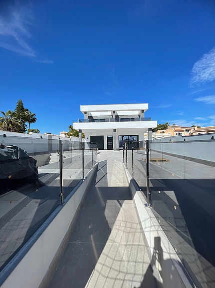 Eksklusiv villa klar for innflytting | 3 soverom og 4 bad | Stor uteplass, basseng og romslig kjeller/garasje