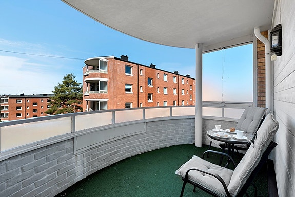 Leiligheten som ligger i 2. etasje, har en innbydende balkong med plass for en sittegruppe.