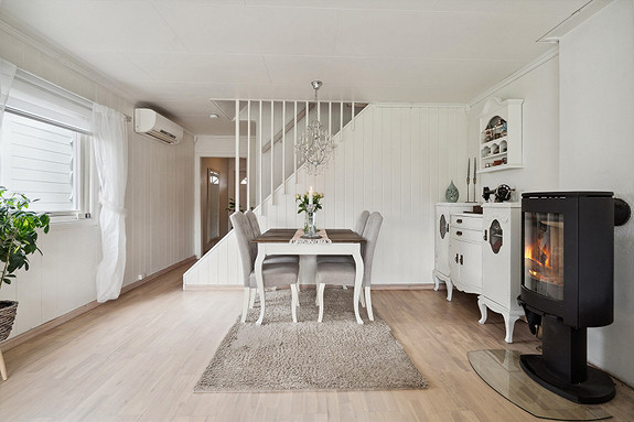 I stuen har man god plass til f.eks spisebord