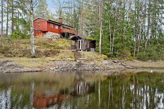 Velkommen til denne koselige hytta i Eidsfoss med egen brygge