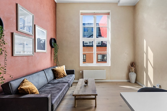 Velkommen til Strømsø Torg 5C! En moderne og tiltalende 1-roms andelsleilighet med praktisk planløsning og effektiv arealutnyttelse