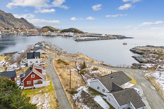 Velkommen til Løktoddveien 2 - Presentert av EiendomsMegler1 Lofoten.