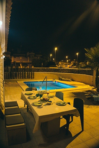 Hjørne-rekkehus med privat basseng - 200m2 uteplass - Lukket kompleks - Gangavstand til restauranter