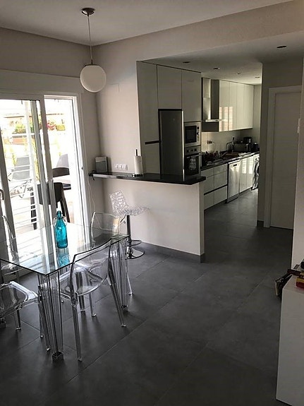 Hjørne-rekkehus med privat basseng - 200m2 uteplass - Lukket kompleks - Gangavstand til restauranter