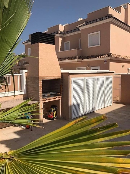 Hjørne-rekkehus med privat basseng - 200m2 uteplass - Lukket kompleks - Gangavstand til restauranter