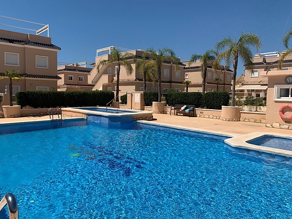 Hjørne-rekkehus med privat basseng - 200m2 uteplass - Lukket kompleks - Gangavstand til restauranter