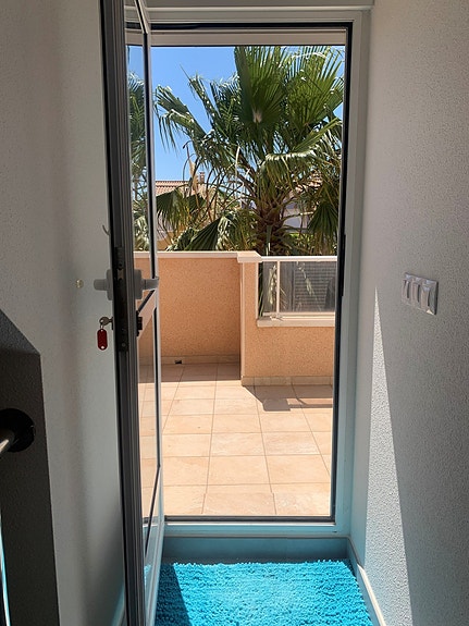 Hjørne-rekkehus med privat basseng - 200m2 uteplass - Lukket kompleks - Gangavstand til restauranter