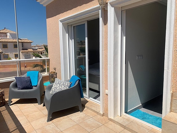 Hjørne-rekkehus med privat basseng - 200m2 uteplass - Lukket kompleks - Gangavstand til restauranter