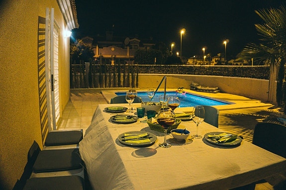 Hjørne-rekkehus med privat basseng - 200m2 uteplass - Lukket kompleks - Gangavstand til restauranter