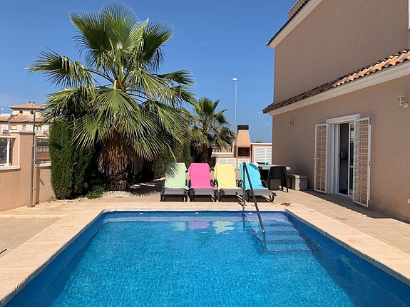 Hjørne-rekkehus med privat basseng - 200m2 uteplass - Lukket kompleks - Gangavstand til restauranter