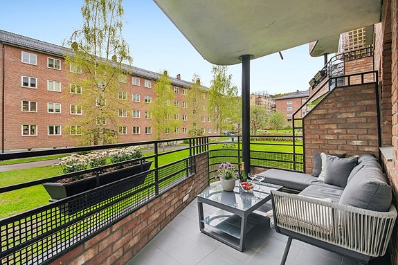 Velkommen til Hoff Terrasse 6 - Lekker 4-roms leilighet med gjennomgående og god planløsning i høy første etasje.