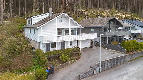 Velkommen til Smalamyr 26. Enebolig over tre plan med solrike og pent opparbeidede uteområder som grenser til friområde