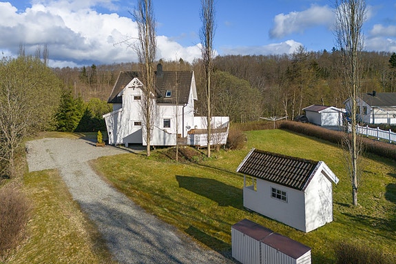 Velkommen til Alfred Hess`s veg 16! En svært trivelig enebolig med stor solrik tomt på hele 2202 kvm.