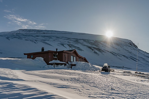 Velkommen til Vestpynten og denne koselige hytta - presentert av Storhaug + Partnere AS