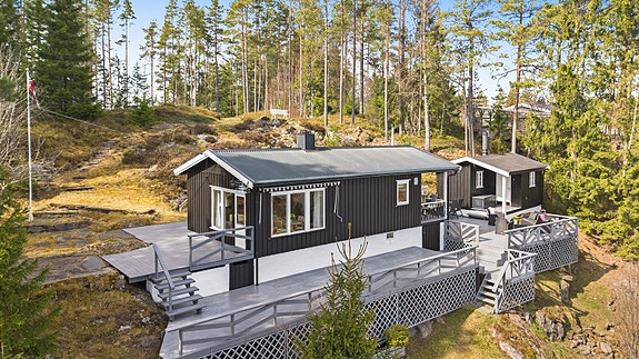 Koselig hytte med romslig terrasse og naturskjønne omgivelser.