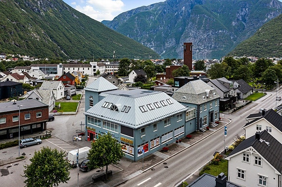 Velkommen til Storevegen 26! Ein attraktiv og solid næringseigedom i sentrum av Øvre Årdal.