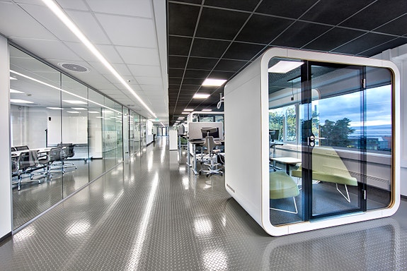 Fine og lyse lokaler - med mye sjøutsikt!