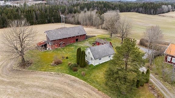 Velkommen til Fokserød gård, og denne landbrukseiendommen på totalt 209,5 daa
