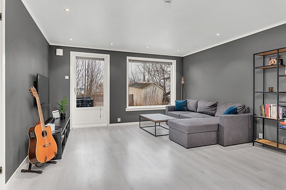 Lys og trivelig 3-roms selveierleilighet med romslig terrasse og parkering med elbil-lader.